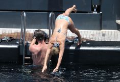 Соблазнительное тело Эльзы Патаки в голубом бикини на Корсике фото #27