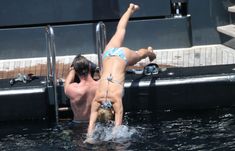 Соблазнительное тело Эльзы Патаки в голубом бикини на Корсике фото #28