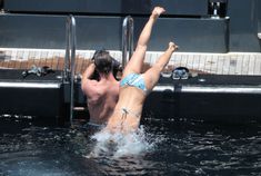 Соблазнительное тело Эльзы Патаки в голубом бикини на Корсике фото #29