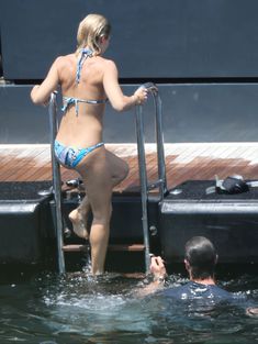 Соблазнительное тело Эльзы Патаки в голубом бикини на Корсике фото #30