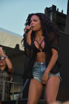 Сексуальная Кристина Милиан в бюстгальтере на фестивале «Горячая сотня Billboard» фото #10