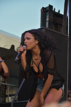 Сексуальная Кристина Милиан в бюстгальтере на фестивале «Горячая сотня Billboard» фото #11