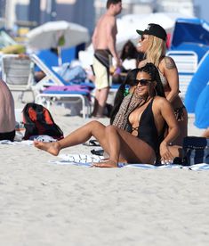 Случайный засвет Кристины Милиан на пляже Майами фото #8