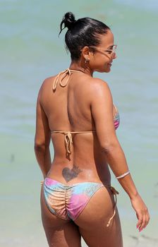 Возбуждающие формы Кристины Милиан в мокром купальнике на пляже в Майами фото #1