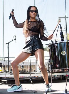 Зои Кравиц засветила соски на фестивале Budweiser Made in America фото #4