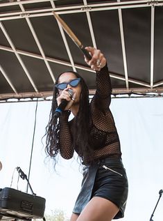 Зои Кравиц засветила соски на фестивале Budweiser Made in America фото #5