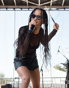 Зои Кравиц засветила соски на фестивале Budweiser Made in America фото #6