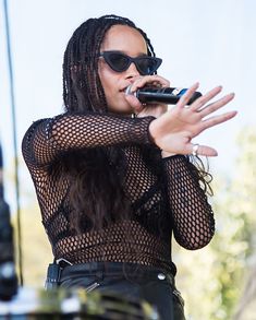 Зои Кравиц засветила соски на фестивале Budweiser Made in America фото #10