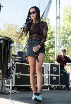 Зои Кравиц засветила соски на фестивале Budweiser Made in America фото #11