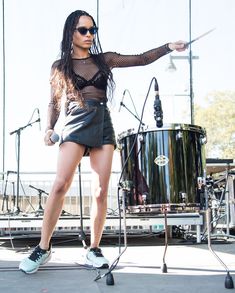 Зои Кравиц засветила соски на фестивале Budweiser Made in America фото #12