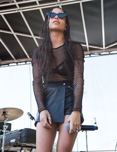 Зои Кравиц засветила соски на фестивале Budweiser Made in America фото #13