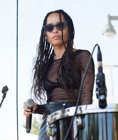 Зои Кравиц засветила соски на фестивале Budweiser Made in America фото #14