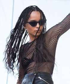 Зои Кравиц засветила соски на фестивале Budweiser Made in America фото #15