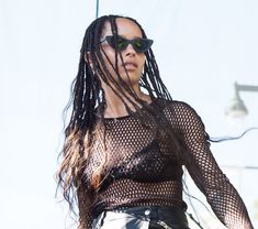 Зои Кравиц засветила соски на фестивале Budweiser Made in America фото #16