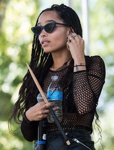 Зои Кравиц засветила соски на фестивале Budweiser Made in America фото #17