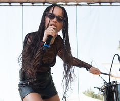 Зои Кравиц засветила соски на фестивале Budweiser Made in America фото #21