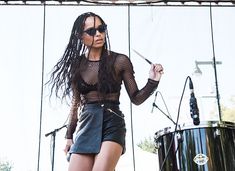 Зои Кравиц засветила соски на фестивале Budweiser Made in America фото #24