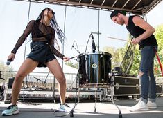 Зои Кравиц засветила соски на фестивале Budweiser Made in America фото #25