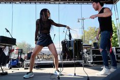 Зои Кравиц засветила соски на фестивале Budweiser Made in America фото #29