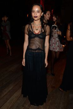 Зои Кравиц в прозрачном лифчике на ужине в  Майами фото #2