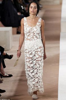 Зои Кравиц без бюстгальтера на 95-й годовщине Vogue фото #1