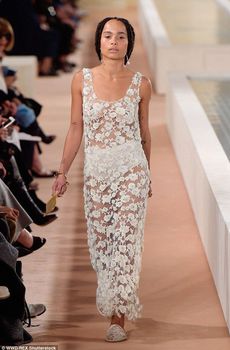 Зои Кравиц без бюстгальтера на 95-й годовщине Vogue фото #2