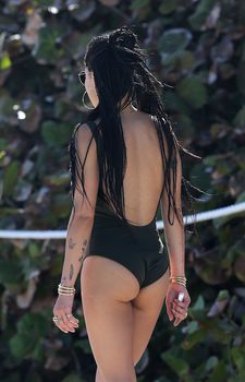 Соблазнительная Зои Кравиц на пляже Майами фото #10