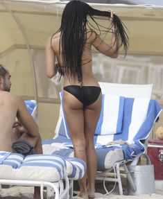 Упругая попка Зои Кравиц в мокром купальнике фото #3