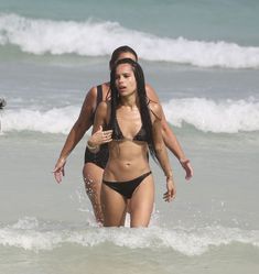 Упругая попка Зои Кравиц в мокром купальнике фото #9