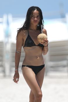 Сексуальная Зои Кравиц в черном купальнике на пляже Майами фото #24