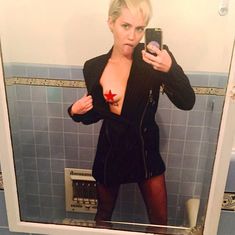 Майли Сайрус топлесс в поддержку акции #FreeTheNipple фото #3