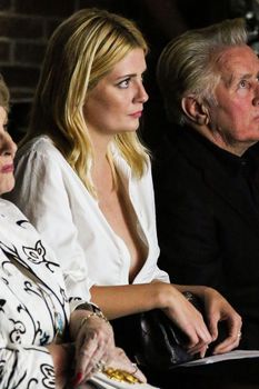 Засвет груди Мишы Бартон на фестивале «Коачелла» фото #7