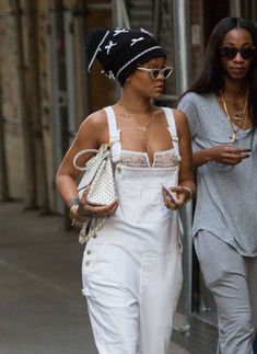 Засвет Рианны в прозрачном лифчике в Нью-Йорке фото #1