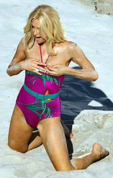 Пэрис Хилтон засветила сиську на съемках в Малибу фото #3