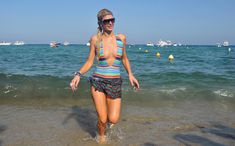 Пэрис Хилтон сжимает грудь на вечеринке в Сен-Тропе фото #2