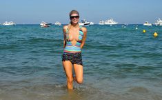 Пэрис Хилтон сжимает грудь на вечеринке в Сен-Тропе фото #3