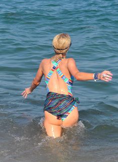 Пэрис Хилтон сжимает грудь на вечеринке в Сен-Тропе фото #4