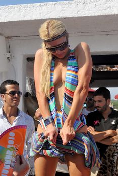 Пэрис Хилтон сжимает грудь на вечеринке в Сен-Тропе фото #7