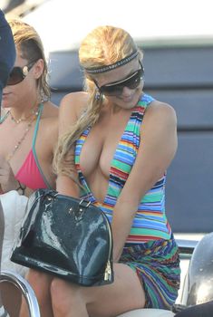 Пэрис Хилтон сжимает грудь на вечеринке в Сен-Тропе фото #8