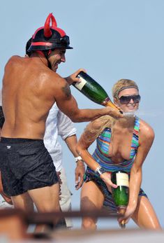 Пэрис Хилтон сжимает грудь на вечеринке в Сен-Тропе фото #9