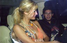 Пэрис Хилтон сидит в машине с голой грудью фото #1