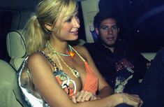 Пэрис Хилтон сидит в машине с голой грудью фото #2