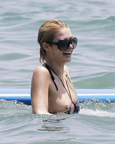 У Пэрис Хилтон спал купальник в Малибу фото #2