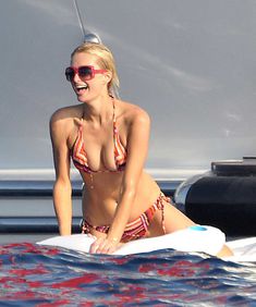 Пэрис Хилтон в купальнике на яхте фото #5