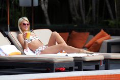 Секси Пэрис Хилтон в бикини возле бассейна в Сан-Паулу фото #5