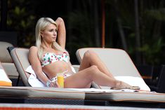 Секси Пэрис Хилтон в бикини возле бассейна в Сан-Паулу фото #9