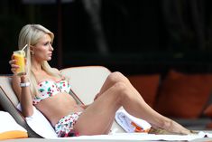 Секси Пэрис Хилтон в бикини возле бассейна в Сан-Паулу фото #15