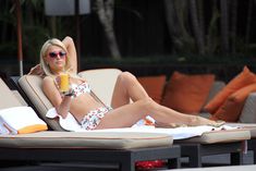 Секси Пэрис Хилтон в бикини возле бассейна в Сан-Паулу фото #17