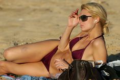 Эротичная Пэрис Хилтон на пляже фото #6