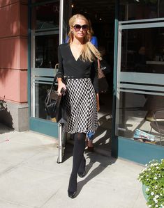 Проказница Пэрис Хилтон без бюстгальтера в Лос-Анджелесе фото #5